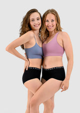 Zwei junge Models im Teenager Starter Set Periodenunterwäsche
